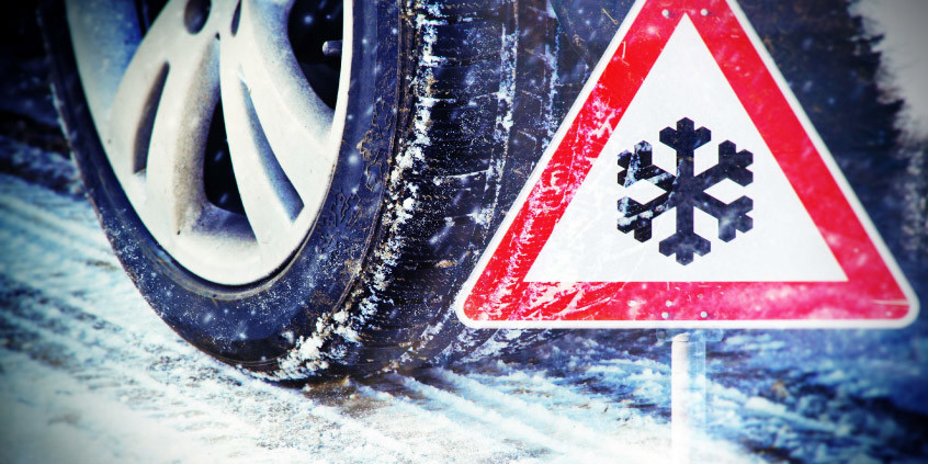 Señalización de precaución por que hay nieve en la carretera.