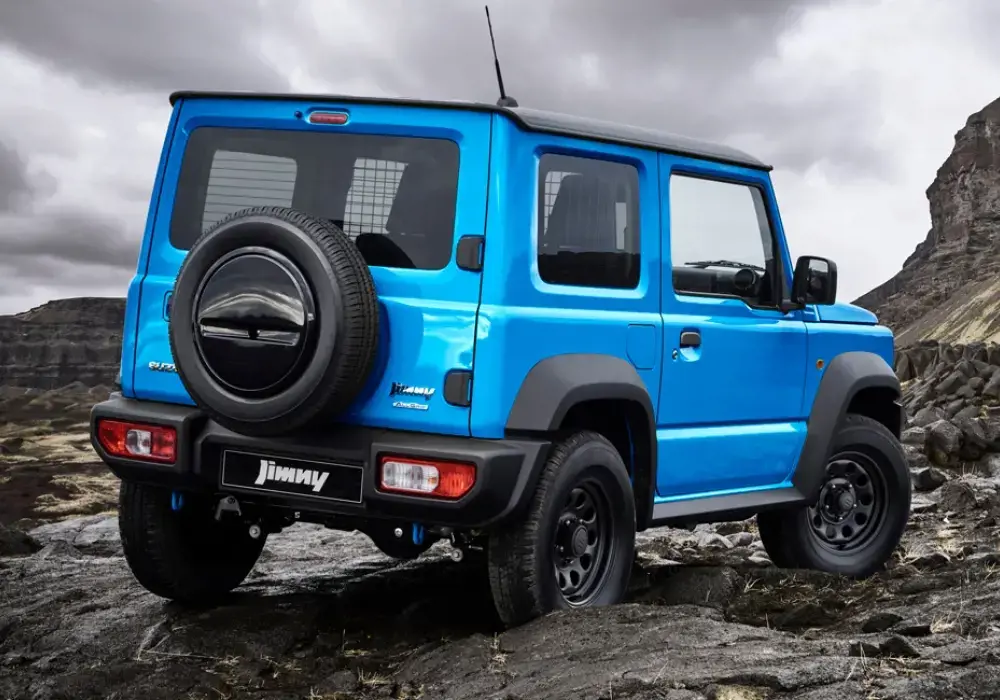 Suzuki Jimny azul en terreno rocoso