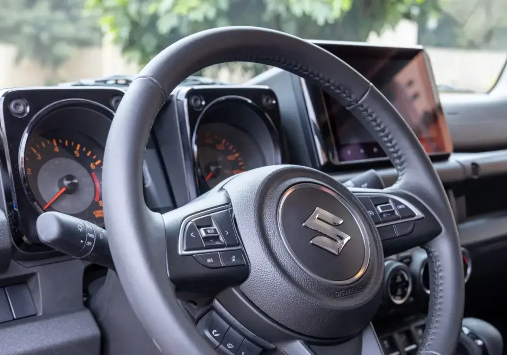 Palanca luces direccionales de un SUV Suzuki Jimny 5 Puertas