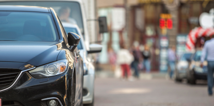 Auto SUV estacionado en paralelo