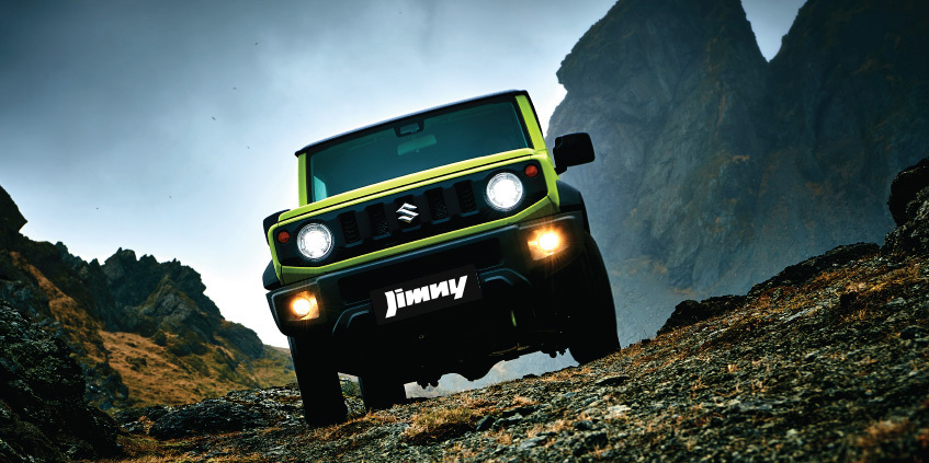 Suzuki Jimny todoterreno transitando un terreno ripio